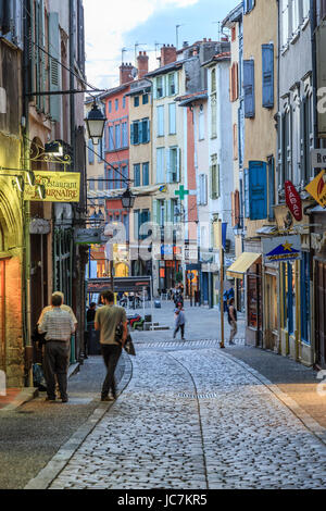 Francia, Haute-Loire (43), Le Puy-en-Velay, la rue Chenebouterie dans la vieille ville // Francia, Haute Loire, Le Puy en Velay, Chenebouterie street in Foto Stock