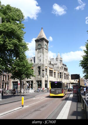 Janskerkhof square, il centro di Utrecht, Paesi Bassi. Urbano per la città in autobus che passa prima della ex Banca di credito e assicurazioni Piëtas (1904) a Nobelstraat. Foto Stock