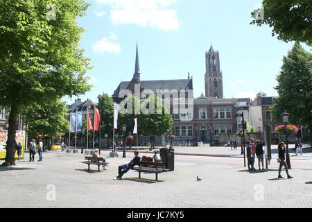 Janskerkhof medievale piazza nel centro di Utrecht, Paesi Bassi, guardando verso la Chiesa del Duomo e la torre. Foto Stock