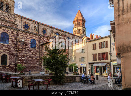 Francia, Haute-Loire (43), Brioude, la Basilique saint-Julien de Brioude et la petite Place Saint Julien // Francia, Haute Loire, Brioude, Basilica di S Foto Stock