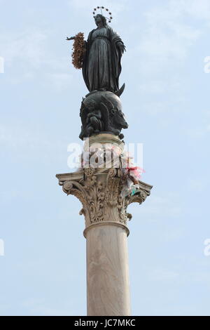 La colonna della Immacolata Concezione, monumento raffigurante la Beata Vergine Maria, situato in Piazza Mignanelli , roma, Italia Foto Stock