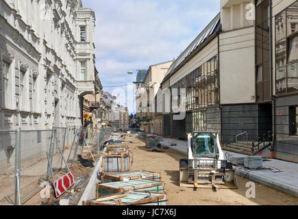 VILNIUS, Lituania - 30 Aprile 2017: Sprintime riparazione e ristrutturazione di una via pedonale di Jogailos street nella vecchia zona storica del cappuccio del Baltico Foto Stock