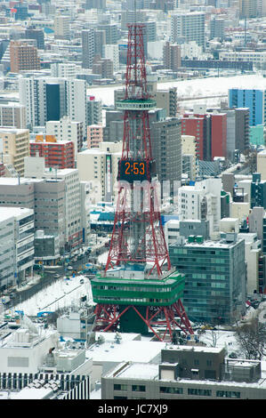 La città di Sapporo, Giappone in inverno visto dalla stazione JR di Torre che si affaccia sui tetti di edifici alti e grattacieli che mostra l'architettura del CBD Foto Stock