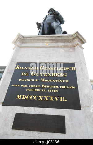 Statua di Johannes Gutenberg su Gutenberg platz in Mainz, Germania . Foto Stock