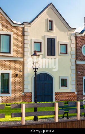 Foto del classico case olandese su strada al giorno di sole Foto Stock