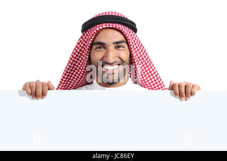 Arabo Saudita felice l'uomo la visualizzazione di un segno di banner isolato su uno sfondo bianco Foto Stock