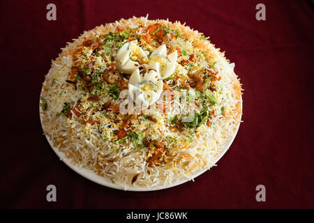 Hyderabadi biryani è una forma di biryani, da Hyderabad, India.it è preparato in forma di kachay gosht ki biryani e dum ki biryani. Foto Stock