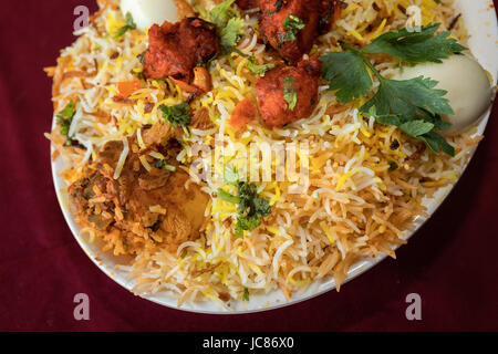 Hyderabadi biryani è una forma di biryani, da Hyderabad, India.it è preparato in forma di kachay gosht ki biryani e dum ki biryani. Foto Stock