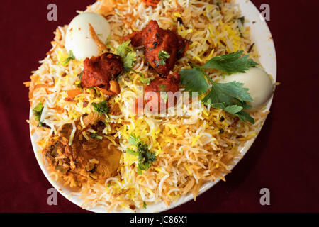 Hyderabadi biryani è una forma di biryani, da Hyderabad, India.it è preparato in forma di kachay gosht ki biryani e dum ki biryani. Foto Stock