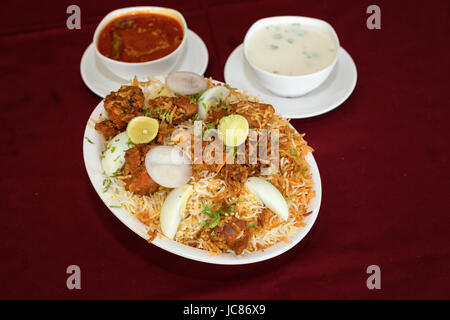 Hyderabadi biryani è una forma di biryani, da Hyderabad, India.it è preparato in forma di kachay gosht ki biryani e dum ki biryani. Foto Stock