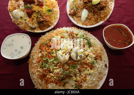 Hyderabadi biryani è una forma di biryani, da Hyderabad, India.it è preparato in forma di kachay gosht ki biryani e dum ki biryani. Foto Stock