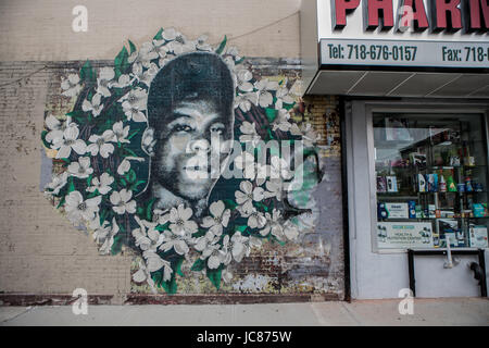 New York, Stati Uniti d'America - 14 maggio 2014. Una street art graffiti pezzo su una parete in New York City. Foto Stock