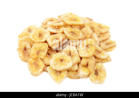 Banane essiccate chips, isolato su uno sfondo bianco Foto Stock