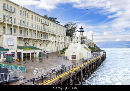 Il penitenziario di Alcatraz, ora un museo, a San Francisco, California, Stati Uniti d'America. Una vista dell'isola, il molo e molo, carcere edifici e la baia di San Francisco in una giornata di sole. Foto Stock