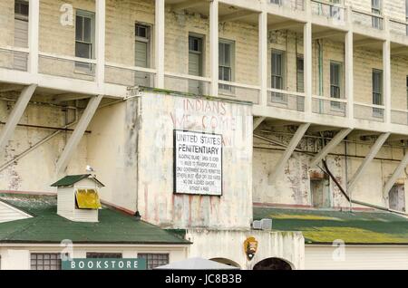 Il vecchio segno il penitenziario di Alcatraz island, ora un museo, a San Francisco, California, Stati Uniti d'America, che è stata dipinta di rosso graffiti da indiani durante il nativo di occupazione americana. Foto Stock