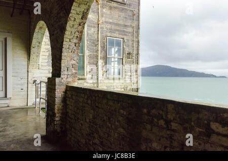 Il penitenziario di Alcatraz island, ora un museo, a San Francisco, California, Stati Uniti d'America. Una vista del mattone ad arco in pietra e costruzione di finestre che si affacciano sulla baia di Frisco e Oakland dalla storica prigione federale. Foto Stock