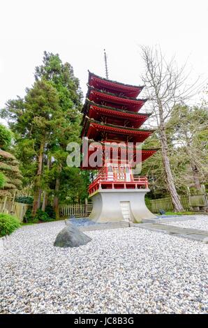 Il giardino giapponese del tè in Golden Gate Park di San Francisco, California, Stati Uniti d'America. Una vista della nativa giapponese e cinese piante e pagoda rossa che creano un paesaggio rilassante. Foto Stock