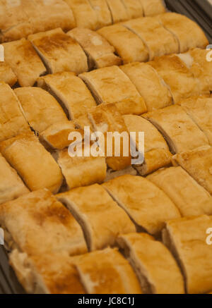 Delizioso pane appena sfornato salsiccia rotola su una prova Foto Stock