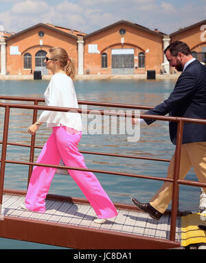 Stéphanie ereditaria e la Granduchessa di Lussemburgo e Guillaume, granduca ereditario del Lussemburgo visitare la Biennale di Venezia di arte con: Stéphanie ereditaria e la Granduchessa di Lussemburgo, Principessa Stéphanie, Guillaume, granduca ereditario del Lussemburgo, Principe Guillaume dove: Venezia, Italia Quando: 13 maggio 2017 Credit: IPA/WENN.com * * disponibile solo per la pubblicazione in UK, USA, Germania, Austria, Svizzera** Foto Stock