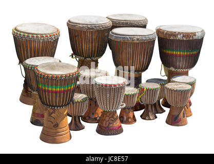 Un sacco di African djembe tamburi in diversi formati in bianco indietro Foto Stock