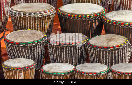 Un sacco di African djembe tamburi in diversi formati Foto Stock