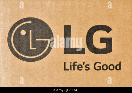KIEV, UCRAINA - 27 Aprile 2017: LG logo aziendale sul display scatola di cartone closeup. LG è un sud coreano conglomerato multinazionale corporation. Foto Stock