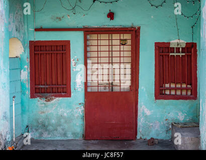 La parte anteriore della casa, casa ingresso con porta e due finestre vecchio stile in Little India George Town, Penang, Malaysia Foto Stock