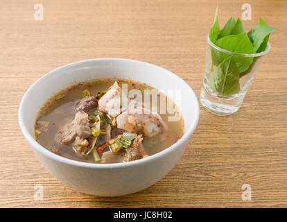 Cucina tailandese e cibo, una ciotola di Chiara thai piccante e aspro zuppa con le interiora dei bovini. Foto Stock