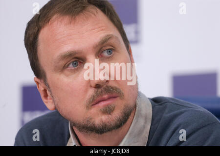 Mosca, Russia. Xiii Giugno, 2017. Attore tedesco Lars Eidinger che ritrae Nicola II di Russia in Matilda, un dramma film diretto da Alexei Uchitel, guarda su nel corso di una conferenza stampa. Credito: Victor Vytolskiy/Alamy Live News Foto Stock