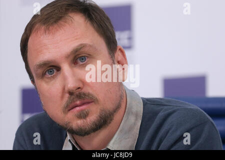 Mosca, Russia. Xiii Giugno, 2017. Attore tedesco Lars Eidinger che ritrae Nicola II di Russia in Matilda, un dramma film diretto da Alexei Uchitel, guarda su nel corso di una conferenza stampa. Credito: Victor Vytolskiy/Alamy Live News Foto Stock