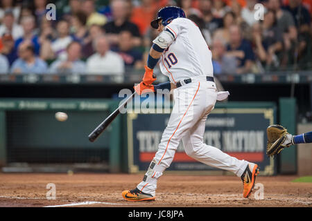 Houston, TX, Stati Uniti d'America. Xiii Giugno, 2017. Houston Astros primo baseman Yuli Gurriel (10) colpisce un singolo durante un Major League Baseball gioco tra Houston Astros e Texas Rangers al Minute Maid Park a Houston, TX. Il Rangers ha vinto il gioco 4-2.Trask Smith/CSM/Alamy Live News Foto Stock