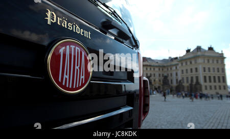 Praga, Repubblica Ceca. 14 Giugno, 2017. La Tatra Phoenix Euro 6 Prasident carrello è stato introdotto e benedetta dal Cardinale ceca Dominik Duka a Praga, nella Repubblica ceca il 14 giugno 2017. La manifestazione ha avuto luogo in occasione del centoventesimo anniversario della produzione di automobili in Koprivnice, Repubblica Ceca. Credito: Michal Kamaryt/CTK foto/Alamy Live News Foto Stock