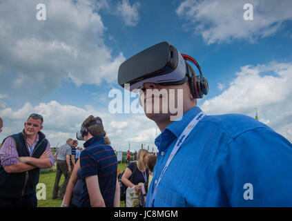 Boothby Graffoe, Lincoln, Regno Unito. Xiv Jun, 2017. Un visitatore a cereali Evento, Boothby Graffoe, Lincoln utilizzando un auricolare VR per sperimentare black grass ricerca e sviluppo. Credito: John Eveson/Alamy Live News Foto Stock