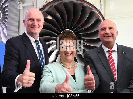 Dahlewitz, Germania. 14 Giugno, 2017. Brandeburgo il primo ministro Dietmar Woidke (L-R), ministro federale dell'economia Brigitte Zypries e Rolls Royce Presidente aerospaziale civile Eric Schulz pongono di fronte al nuovo aereo tipo motore Rolls Royce Trent XWB in Dahlewitz, Germania, 14 giugno 2017. Il motore efficiente dovrebbe sostituire tra le altre quelle attuali dell'Airbus A350. Foto: Bernd Settnik/dpa-Zentralbild/dpa/Alamy Live News Foto Stock