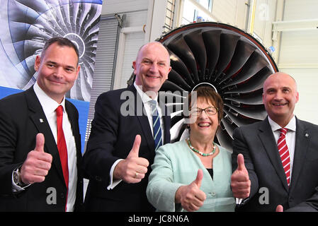 Dahlewitz, Germania. 14 Giugno, 2017. Paul O'Neil (L-R), Rolls Royce Vice Presidente Esecutivo di Brandeburgo il primo ministro Dietmar Woidke, ministro federale dell'economia Brigitte Zypries e Rolls Royce Presidente aerospaziale civile Eric Schulz pongono di fronte al nuovo aereo tipo motore Rolls Royce Trent XWB in Dahlewitz, Germania, 14 giugno 2017. Il motore efficiente dovrebbe sostituire tra le altre quelle attuali dell'Airbus A350. Foto: Bernd Settnik/dpa-Zentralbild/dpa/Alamy Live News Foto Stock