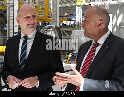 Dahlewitz, Germania. 14 Giugno, 2017. Brandeburgo il primo ministro Dietmar Woidke (L) e Rolls Royce Presidente aerospaziale civile Eric Schulz parlare nel corso di una ispezione attraverso la produzione sale del nuovo aereo tipo motore Rolls Royce Trent XWB in Dahlewitz, Germania, 14 giugno 2017. Il motore efficiente dovrebbe sostituire tra le altre quelle attuali dell'Airbus A350. Foto: Bernd Settnik/dpa-Zentralbild/dpa/Alamy Live News Foto Stock