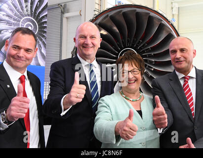 Dahlewitz, Germania. 14 Giugno, 2017. Paul O'Neil (L-R), Rolls Royce Vice Presidente Esecutivo di Brandeburgo il primo ministro Dietmar Woidke, ministro federale dell'economia Brigitte Zypries e Rolls Royce Presidente aerospaziale civile Eric Schulz pongono di fronte al nuovo aereo tipo motore Rolls Royce Trent XWB in Dahlewitz, Germania, 14 giugno 2017. Il motore efficiente dovrebbe sostituire tra le altre quelle attuali dell'Airbus A350. Foto: Bernd Settnik/dpa-Zentralbild/dpa/Alamy Live News Foto Stock