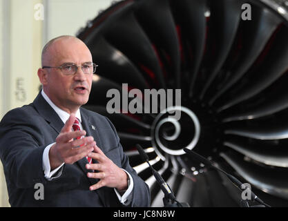 Dahlewitz, Germania. 14 Giugno, 2017. Rolls Royce Presidente aerospaziale civile Eric Schulz parla di fronte al nuovo tipo di velivolo motore, tipo Rolls-Royce Trent XWB in Dahlewitz, Germania, 14 giugno 2017. Il motore efficiente dovrebbe sostituire tra le altre quelle attuali dell'Airbus A350. Foto: Bernd Settnik/dpa-Zentralbild/dpa/Alamy Live News Foto Stock