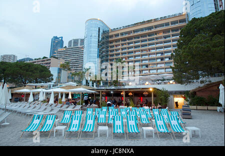 Meridien Beach Plaza Monaco. Xiii Giugno, 2017. Il Principato di Monaco e Monte Carlo - Giugno 13, 2017: Estate Cinema presso il Meridien Beach Plaza Monaco. Ogni martedì sera con cocktail e popcorn presso la spiaggia privata dell'Hotel, fino al 15 agosto | Utilizzo di credito in tutto il mondo: dpa/Alamy Live News Foto Stock