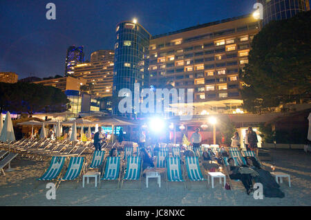Meridien Beach Plaza Monaco. Xiii Giugno, 2017. Il Principato di Monaco e Monte Carlo - Giugno 13, 2017: Estate Cinema presso il Meridien Beach Plaza Monaco. Ogni martedì sera con cocktail e popcorn presso la spiaggia privata dell'Hotel, fino al 15 agosto | Utilizzo di credito in tutto il mondo: dpa/Alamy Live News Foto Stock