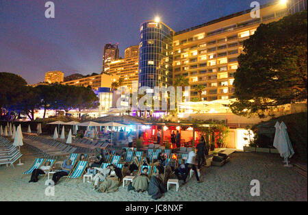 Meridien Beach Plaza Monaco. Xiii Giugno, 2017. Il Principato di Monaco e Monte Carlo - Giugno 13, 2017: Estate Cinema presso il Meridien Beach Plaza Monaco. Ogni martedì sera con cocktail e popcorn presso la spiaggia privata dell'Hotel, fino al 15 agosto | Utilizzo di credito in tutto il mondo: dpa/Alamy Live News Foto Stock