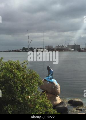 Copenhagen. 14 Giugno, 2017. Foto scattata a giugno 14, 2017 mostra il vandalismo Sirenetta scultura in Copenhagen, Danimarca. Danimarca iconici scultura della Sirenetta è stato vandalizzato nuovamente sulla notte di martedì, due settimane dopo che esso è stato dipinto di rosso in un evidente segno di protesta contro la caccia alla balena nel paese autonoma delle Isole Faerøer. Credito: cui Lin/Xinhua/Alamy Live News Foto Stock