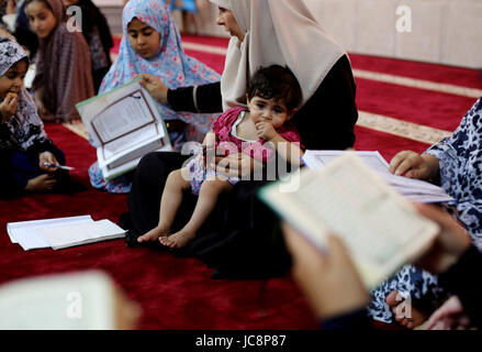 Khan Younis, Striscia di Gaza, Territori palestinesi. 14 Giugno, 2017. Ragazze palestinese assistere ad una lezione del Corano, Islam il santissimo libro sui santi musulmani il mese di digiuno del Ramadan, a Hamad moschea di Khan Younis nel sud della striscia di Gaza, 14 giugno 2017. Il Ramadan è sacro per i musulmani perché è durante quel mese in cui la tradizione vuole che il Corano è stato rivelato al profeta Maometto. La fast è uno dei cinque principali obblighi religiosi sotto l Islam. Più di 1. Foto Stock