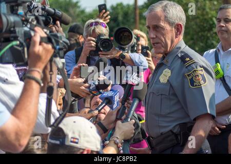 Alexandria, Virginia, Stati Uniti d'America. 14 Giugno, 2017. Alessandria capo di polizia, Michael Brown, dà un upodate ai media dopo le riprese in un campo da baseball dove il repubblicano membri del Congresso sono stati la pratica per un gioco di carità. 14 Giugno, 2017. Credito: Dimitrios Manis/ZUMA filo/Alamy Live News Foto Stock