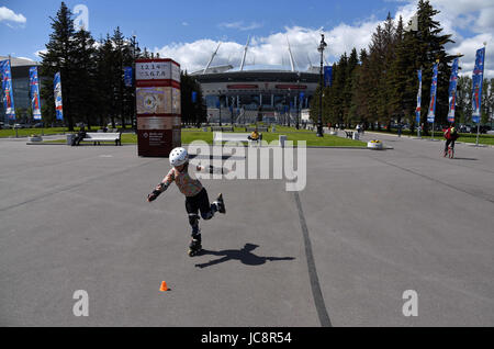 San Pietroburgo, Russia. 14 Giugno, 2017. La Russia, San Pietroburgo, 14 giugno 2017. Coppa delle Confederazioni FIFA nel 2017 in Russia. Nella foto: la preparazione della città per la FIFA Confederations Cup 2017. Lo stadio "'St. Pietroburgo Arena'', che ospiterà i Giochi di calcio della Confederations Cup di FIFA 2017. Credito: Andrey Pronin/ZUMA filo/Alamy Live News Foto Stock