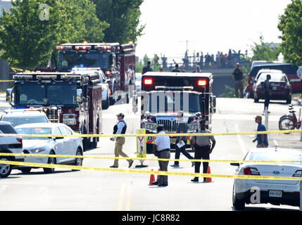 Alexandria, Stati Uniti d'America. 14 Giugno, 2017. Poliziotti di lavoro presso il sito del colpo di pistola a Eugene Simpson Stadium Park in Alexandria, Virginia stato, gli Stati Uniti, il 14 giugno 2017. Il pistolero che hanno aperto il fuoco mercoledì mattina in U.S. Congressional baseball campo pratica è stato identificato come James T. Hodgkinson, un maschio bianco nel suo 60s. Credito: Yin Bogu/Xinhua/Alamy Live News Foto Stock