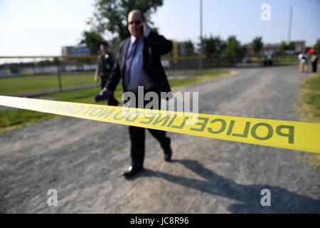 Alexandria, Stati Uniti d'America. 14 Giugno, 2017. Poliziotti di lavoro presso il sito del colpo di pistola a Eugene Simpson Stadium Park in Alexandria, Virginia stato, gli Stati Uniti, il 14 giugno 2017. Il pistolero che hanno aperto il fuoco mercoledì mattina in U.S. Congressional baseball campo pratica è stato identificato come James T. Hodgkinson, un maschio bianco nel suo 60s. Credito: Yin Bogu/Xinhua/Alamy Live News Foto Stock