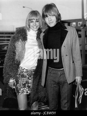 Giugno 13, 2017 - file foto - attrice italo-tedesco e il modello Anita Pallenberg (sopportato il 25 gennaio 1944 morì il 13 giugno 2017) è morto a 73. Una icona di stile e "Girl' degli anni sessanta e settanta, Pallenberg è stato accreditato come la musa dei Rolling Stones e lei è stata la romantica partner di multi-strumentista e il chitarrista B. Jones, e successivamente, dal 1967 al 1980, il partner di pietre chitarrista K. Richards, con il quale ha avuto tre figli. Nella foto: Dicembre 3, 1966 - Londra, Inghilterra, Regno Unito - Rolling Stones il chitarrista Brian Jones con la fidanzata Anita Pallenberg all'aeroporto di Heathrow. Poco ha fatto il rotolamento Sto Foto Stock