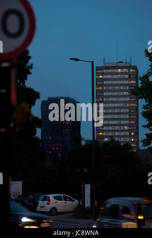 Grenfell Tower, London, Regno Unito. Xiv Jun, 2017. 20:42 ancora sul fuoco Credito: ibeep immagini/Alamy Live News Foto Stock