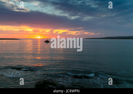 Bristol, Regno Unito. Xiv Jun, 2017. Tramonto sul Canale di Bristol e la Appledore scialuppa di salvataggio, North Devon, Regno Unito. Credito: John Eccles/Alamy Live News Foto Stock